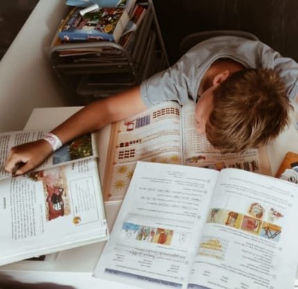 Gyermek tanulás közben