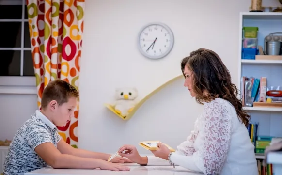 Egyéni fejlesztő foglalkozás – pedagógus és gyermek az asztalnál