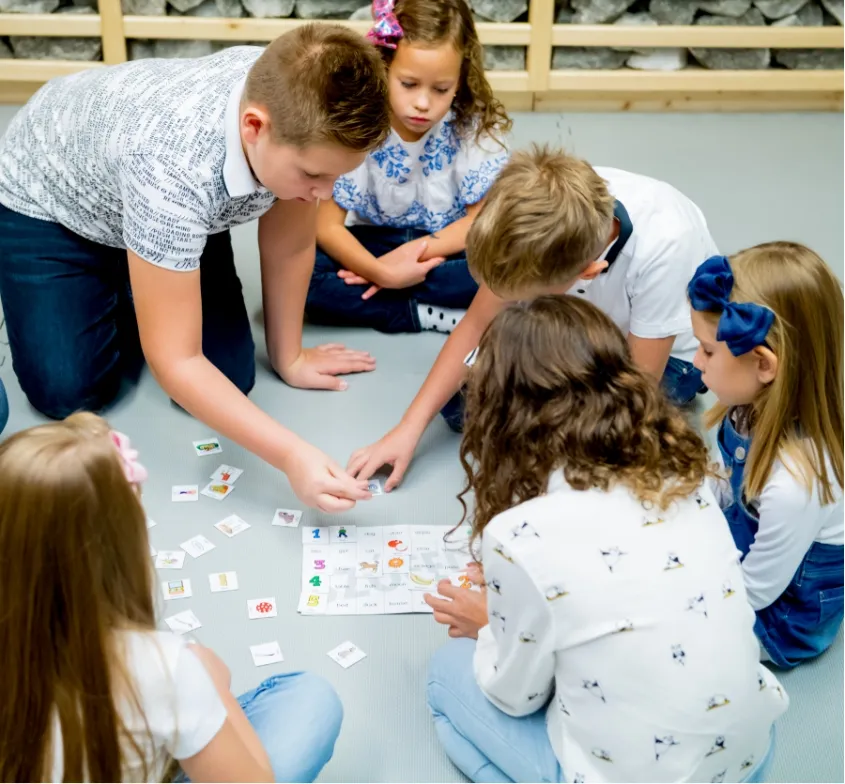 Csoportos fejlesztő kártyajáték pedagógussal