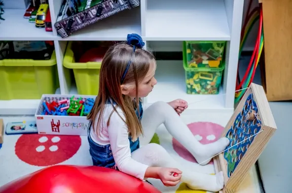 Játékos egyéni fejlesztés – kislány fejlesztő játékkal