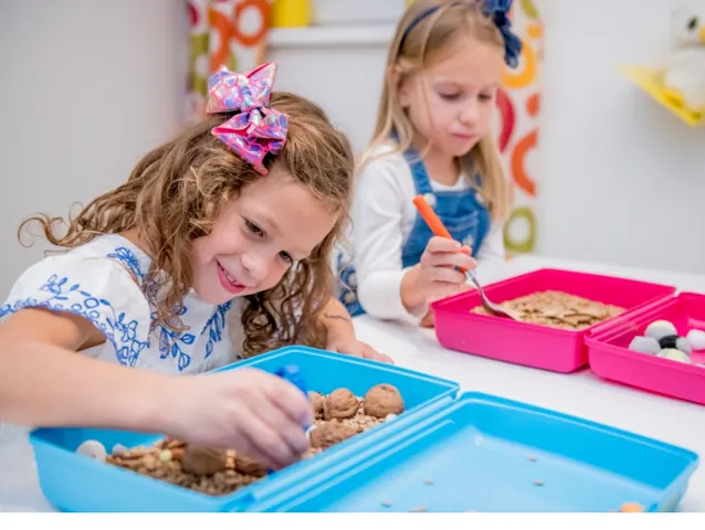 Finommotorikai fejlesztés – kislányok szenzoros tevékenységgel