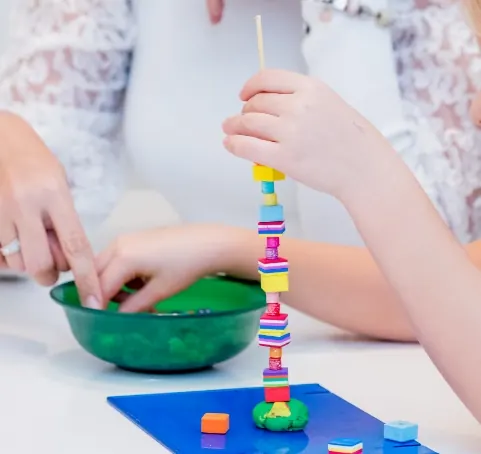 Mosolygó gyermek fejlesztő foglalkozáson