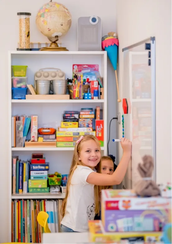 Vidám gyerekek a könyvespolc mellett a BagolykaLandban