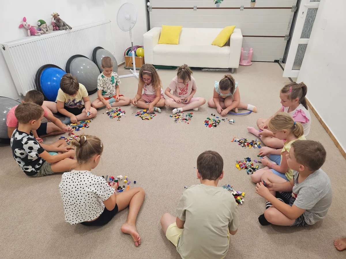 Lego és finommotorika-foglalkozás csoportosan