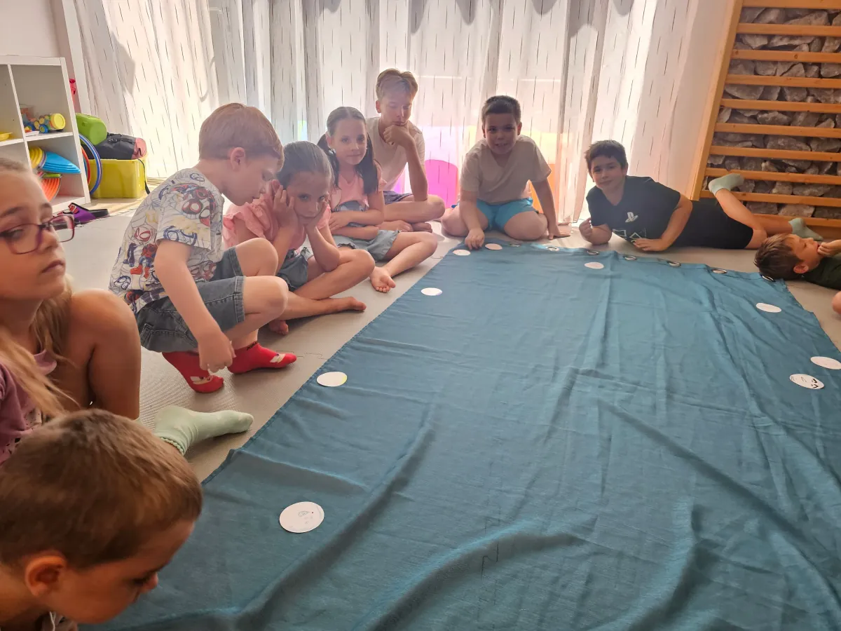 Csoportos játék a teremben