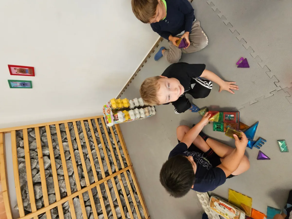 Építkezés — gyerekek tornyot építenek