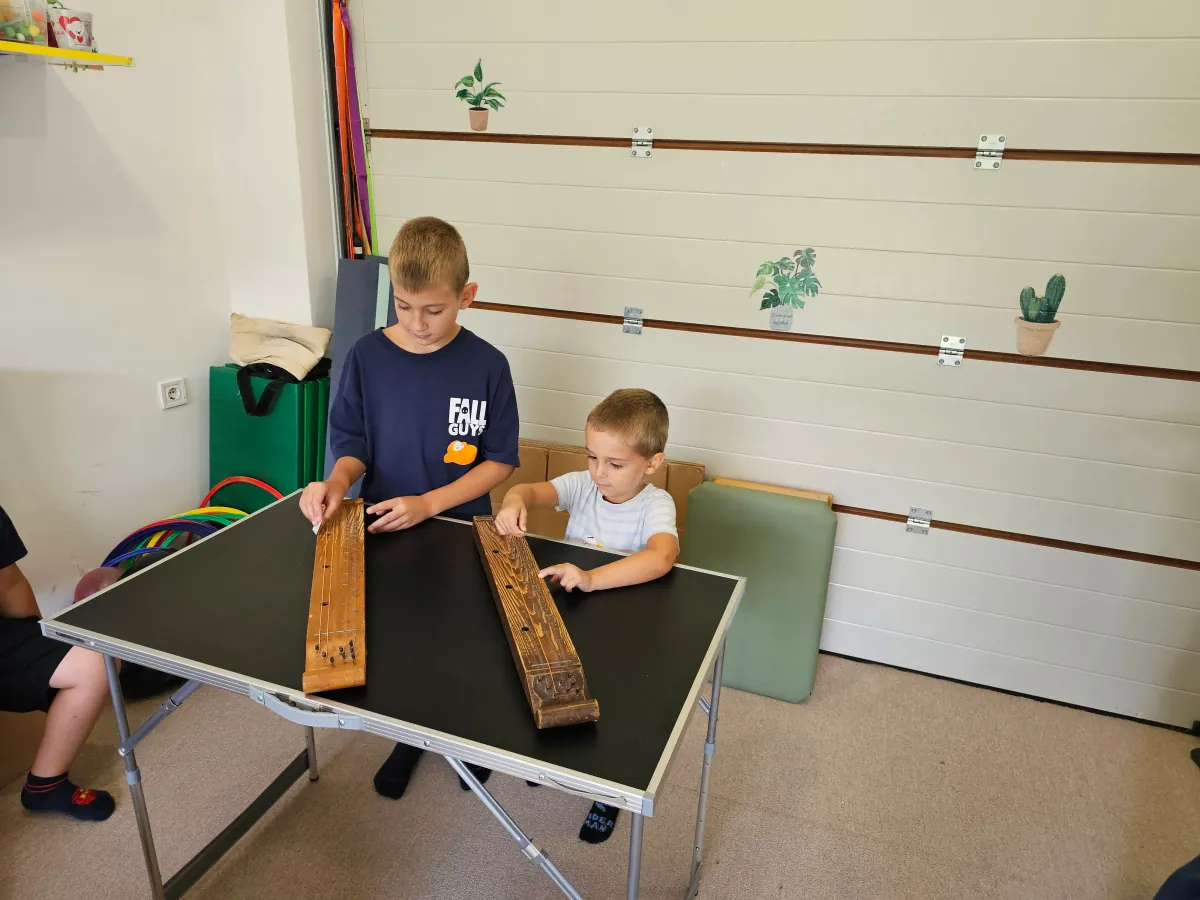 Hangszerek kipróbálása — citera és népi hangszerek