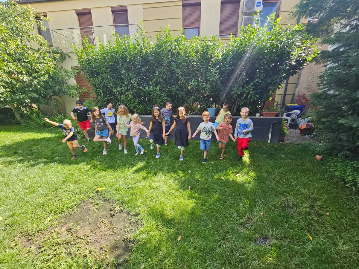 Kincskereső Élménytábor — gyerekek együtt futnak a kertben