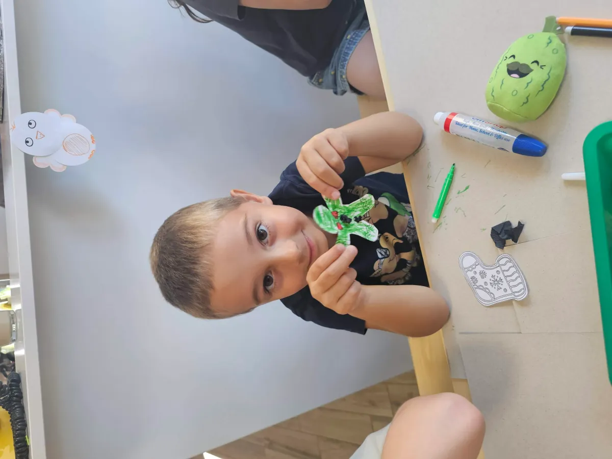 Kézműves alkotás — büszke gyermek mutatja a munkáját