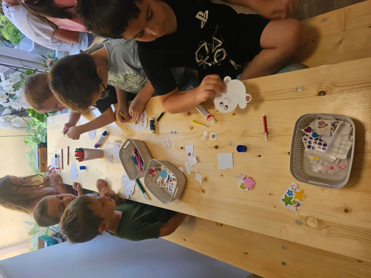 Kézműves foglalkozás a kertben