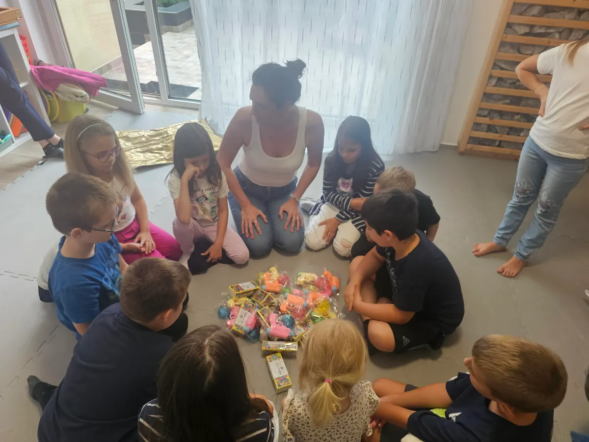 A kincs megtalálása — gyerekek körben a jutalmakkal