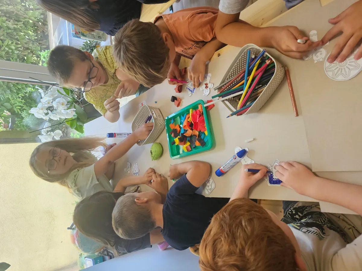 Kreatív foglalkozás — gyerekek festenek és ragasztanak