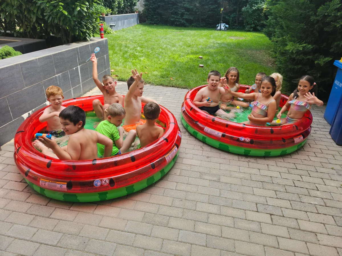 Medencés játék a kertben — vízi szórakozás