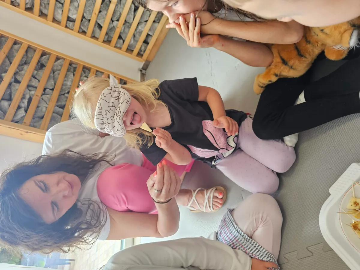 Meseélvezés — foglalkozásvezető mesél a gyerekeknek