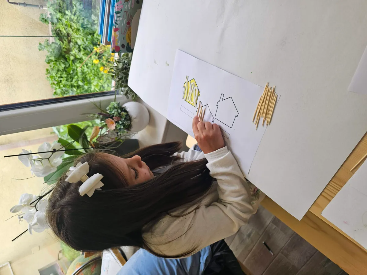 Rajzolás — gyerek házat rajzol a Három kismalac napján