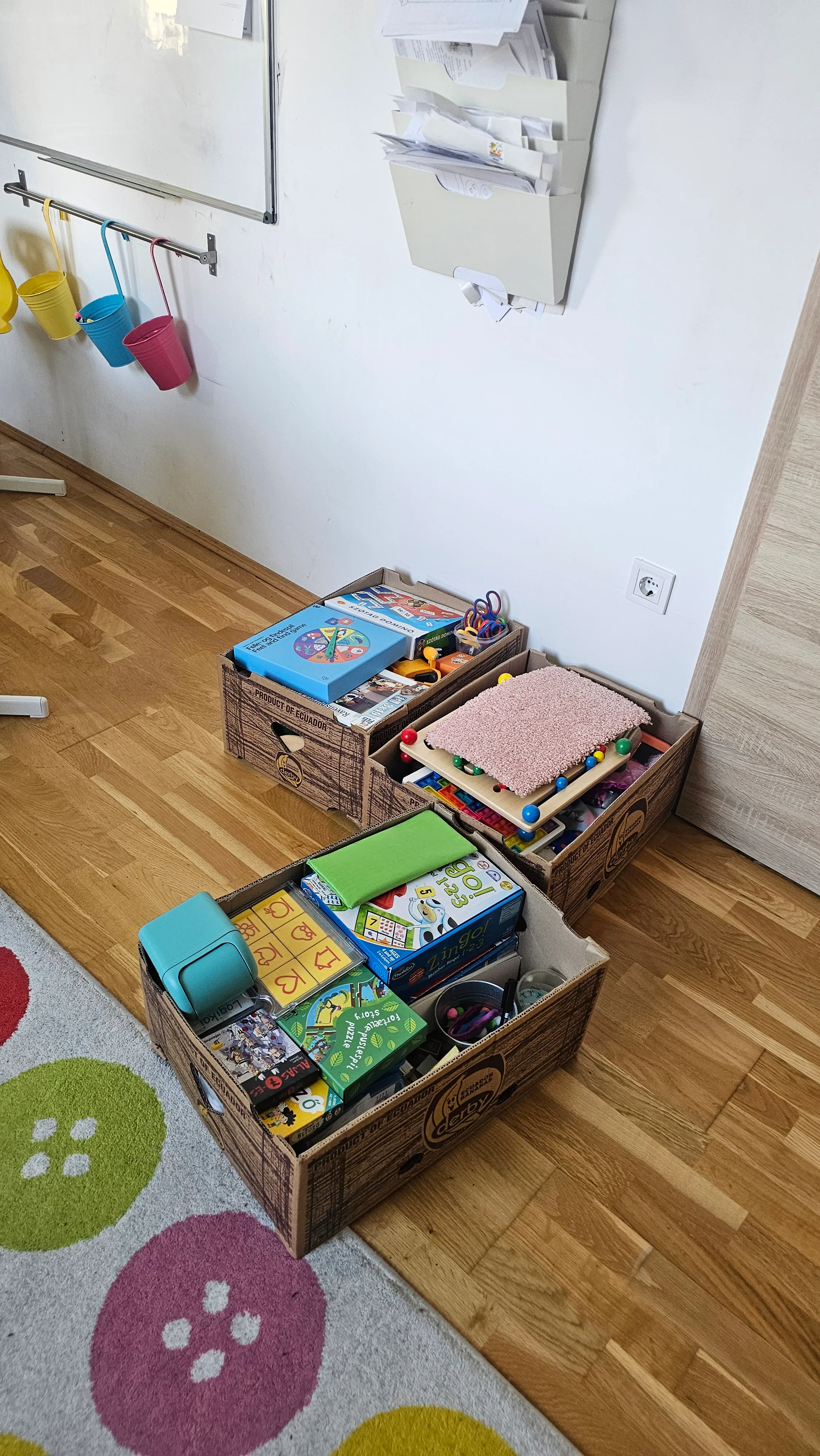 Fejlesztő játékok és eszközök kiszedése a dobozokból