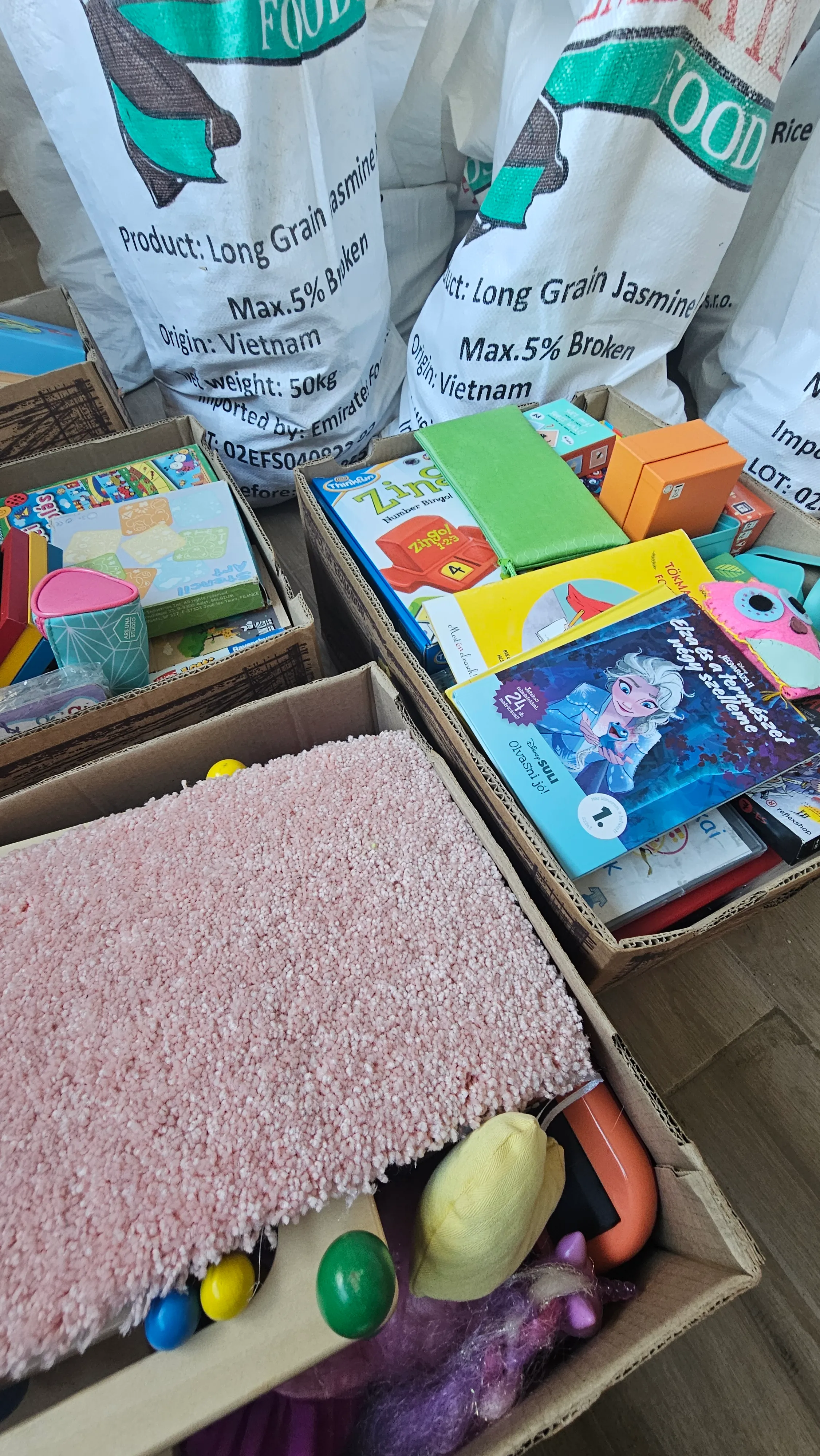 Csomagolt fejlesztő játékok és könyvek a költözés napján